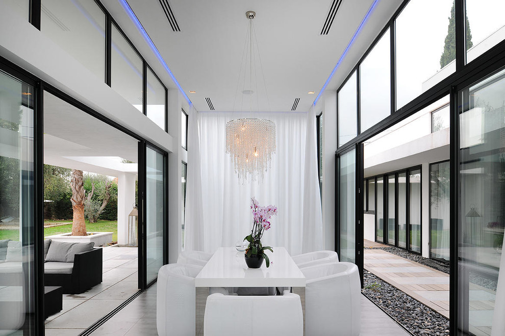 Esempio di una grande veranda contemporanea con soffitto classico