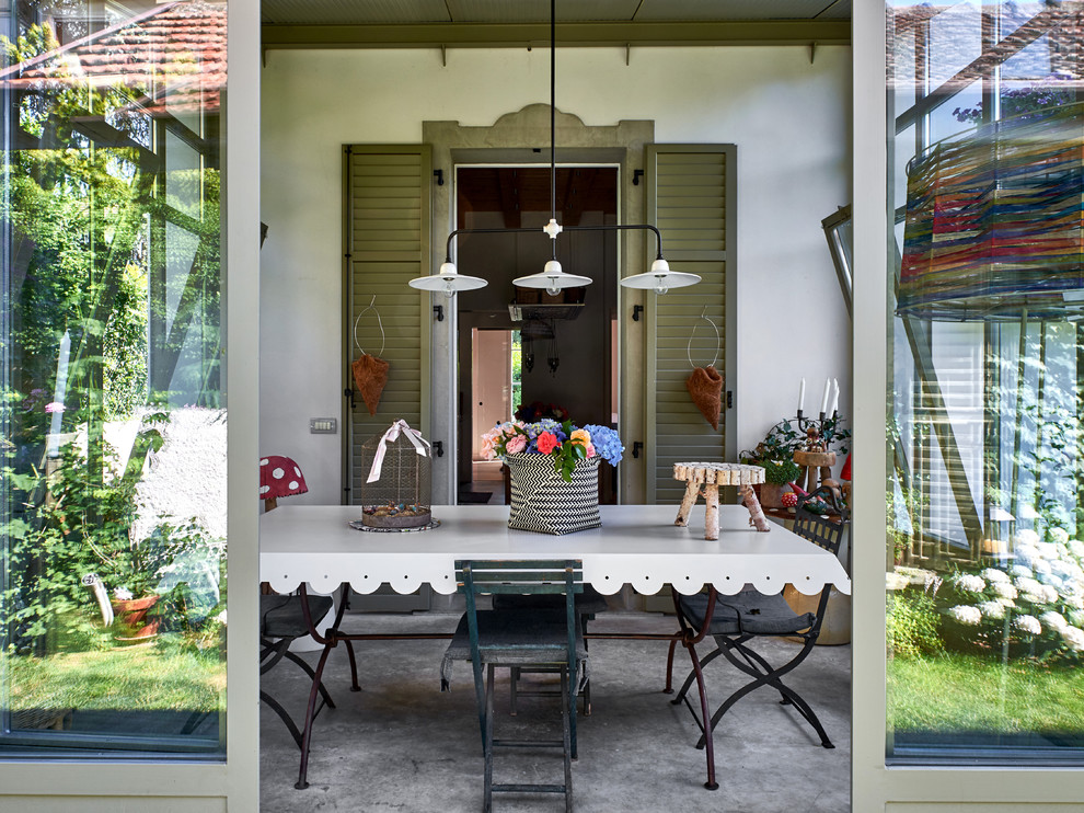 Ispirazione per una veranda tradizionale di medie dimensioni con pavimento in cemento, soffitto classico e pavimento grigio