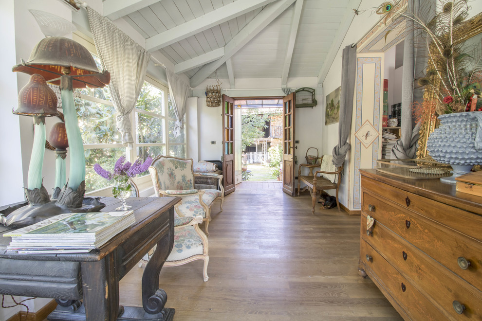 Esempio di una veranda country con pavimento in legno massello medio, soffitto classico e pavimento bianco