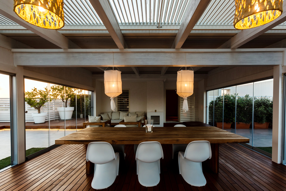 Esempio di una grande veranda minimal con pavimento in legno massello medio e soffitto in vetro