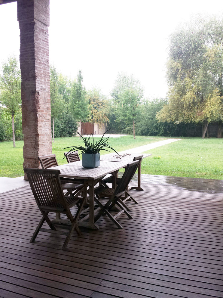 Immagine di un'ampia veranda country