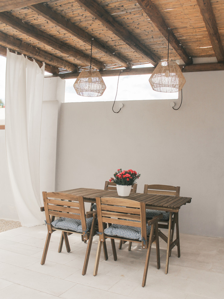 Esempio di una veranda mediterranea di medie dimensioni con pavimento in marmo e pavimento beige