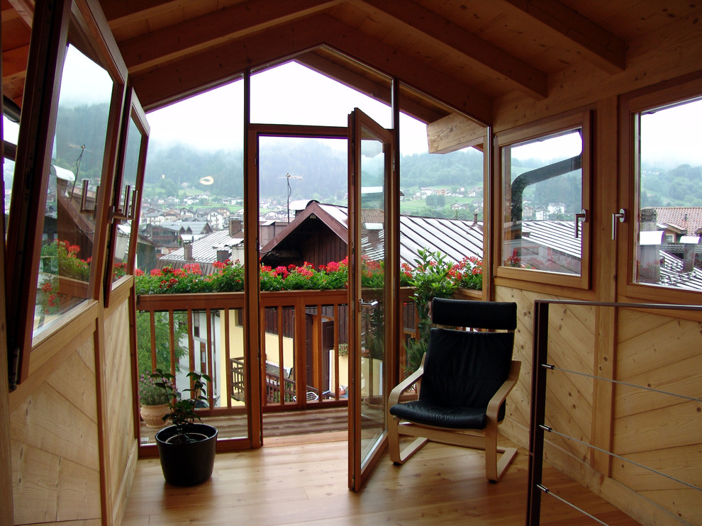 Esempio di una piccola veranda rustica con parquet chiaro e soffitto classico