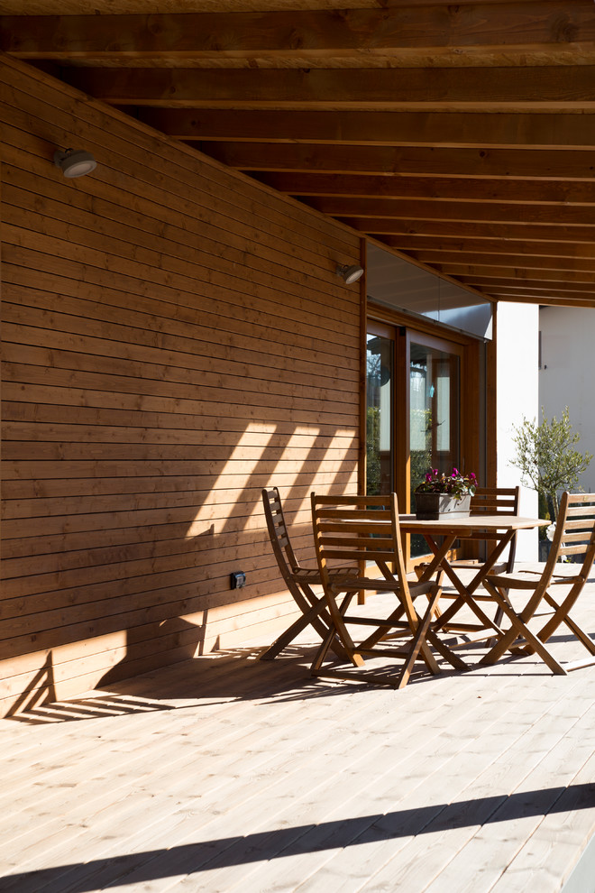 Ispirazione per una veranda minimalista di medie dimensioni con pavimento in legno massello medio