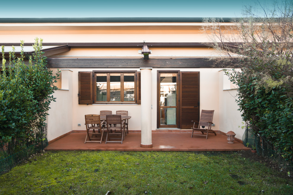 Идея дизайна: маленькая терраса в морском стиле с кирпичным полом, стандартным потолком и оранжевым полом для на участке и в саду