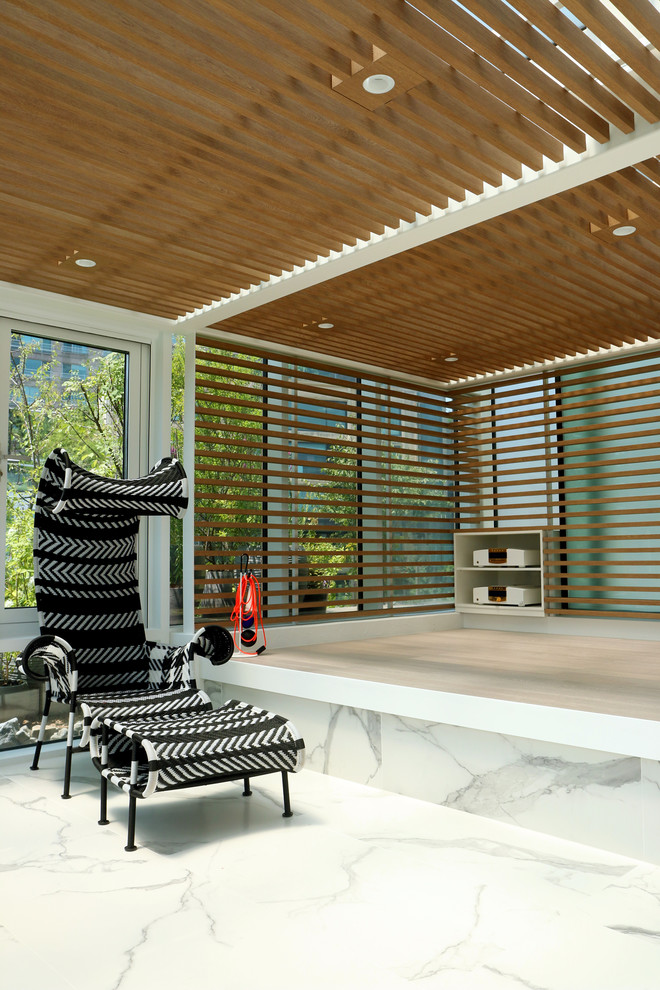 Ispirazione per una veranda minimalista di medie dimensioni con pavimento in gres porcellanato, nessun camino, soffitto in vetro e pavimento bianco