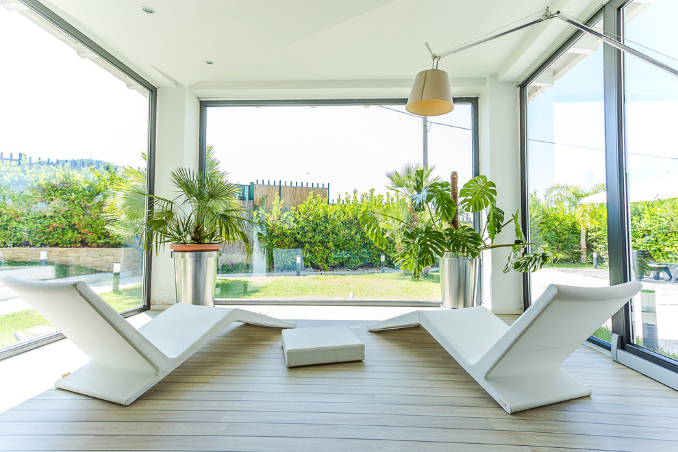 Foto di una veranda contemporanea di medie dimensioni con parquet chiaro