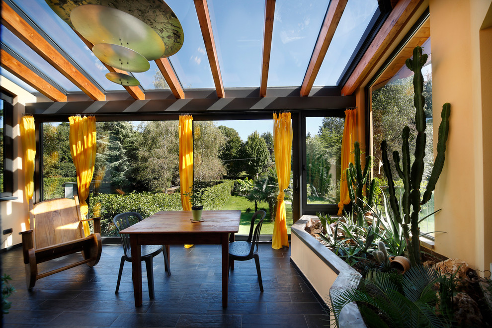 Immagine di una veranda minimal di medie dimensioni con pavimento con piastrelle in ceramica e soffitto in vetro