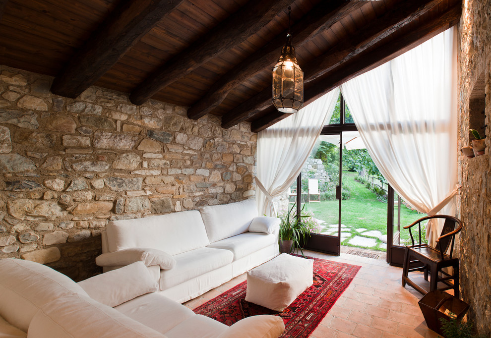 Idee per una piccola veranda country con pavimento in terracotta e soffitto classico