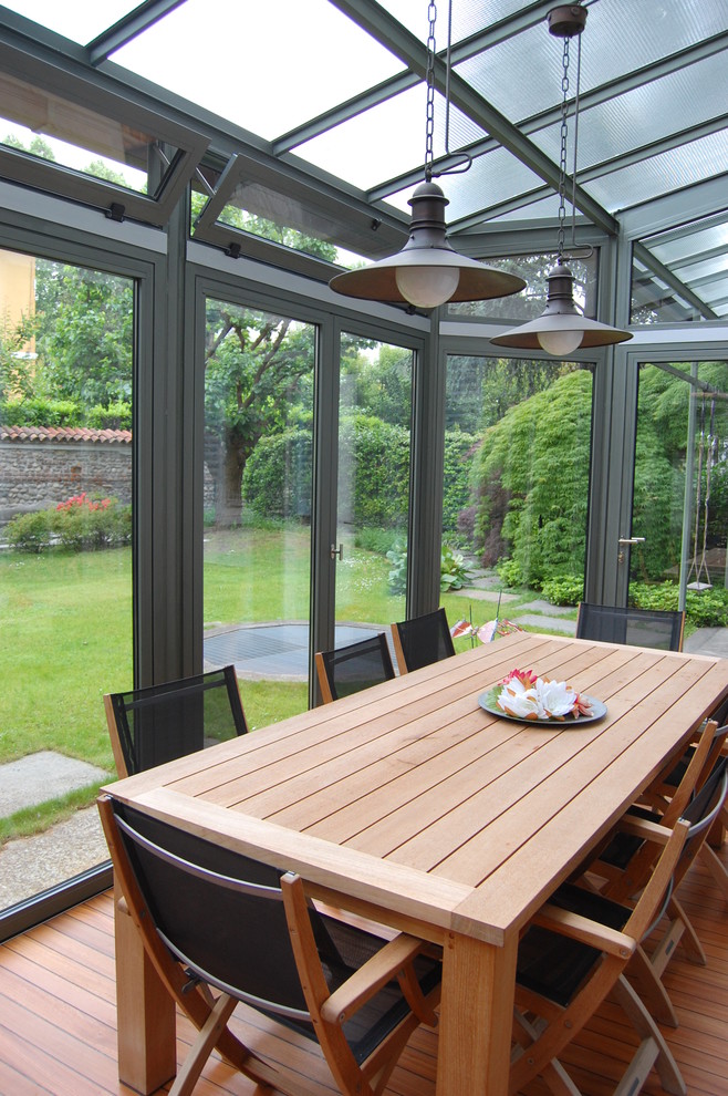 Foto di una veranda tradizionale con parquet chiaro e soffitto in vetro