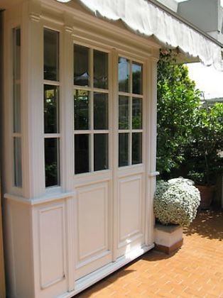 Idee per una piccola veranda classica con pavimento in legno massello medio, nessun camino e soffitto classico