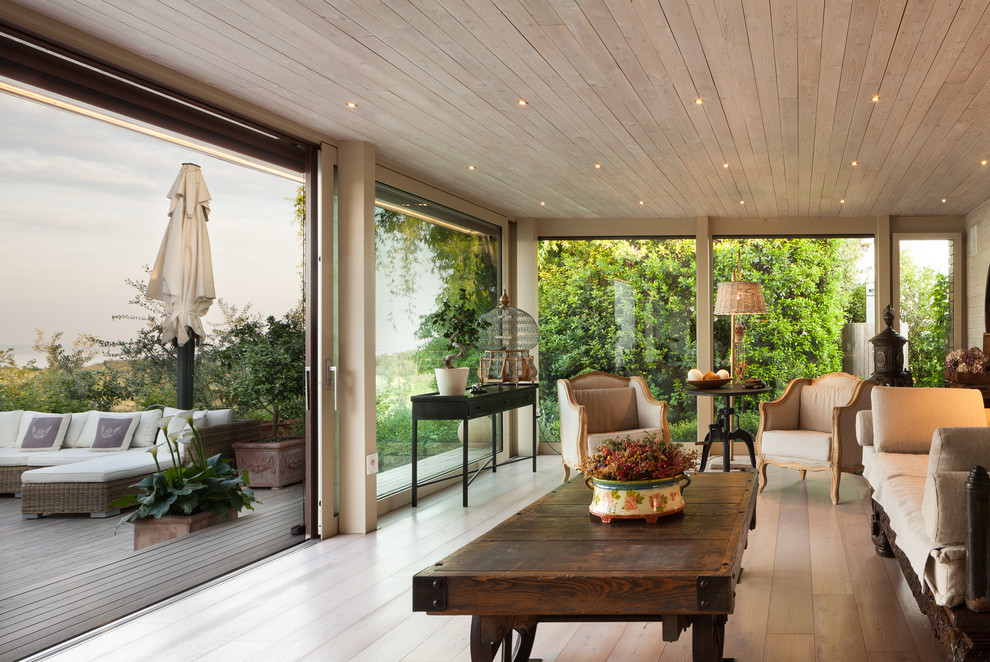 Ispirazione per una veranda design con parquet chiaro, soffitto classico e pavimento beige