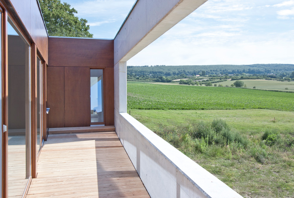 Inspiration för mellanstora moderna verandor, med trädäck