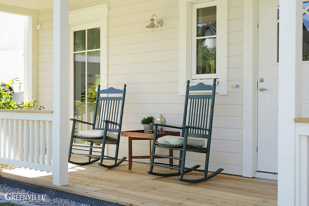 Idée de décoration pour un petit porche d'entrée de maison avant champêtre avec une terrasse en bois.