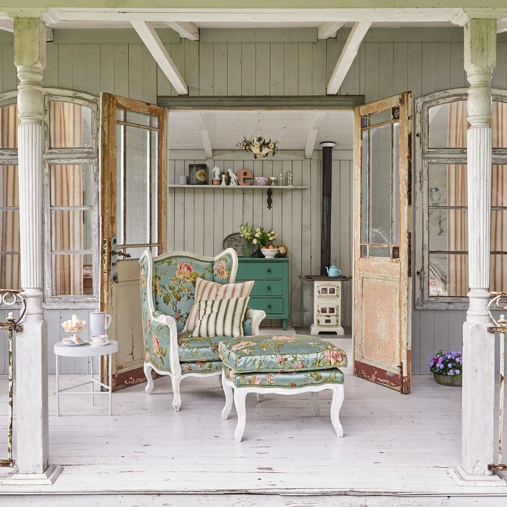 Foto på en mellanstor shabby chic-inspirerad veranda på baksidan av huset, med trädäck och takförlängning