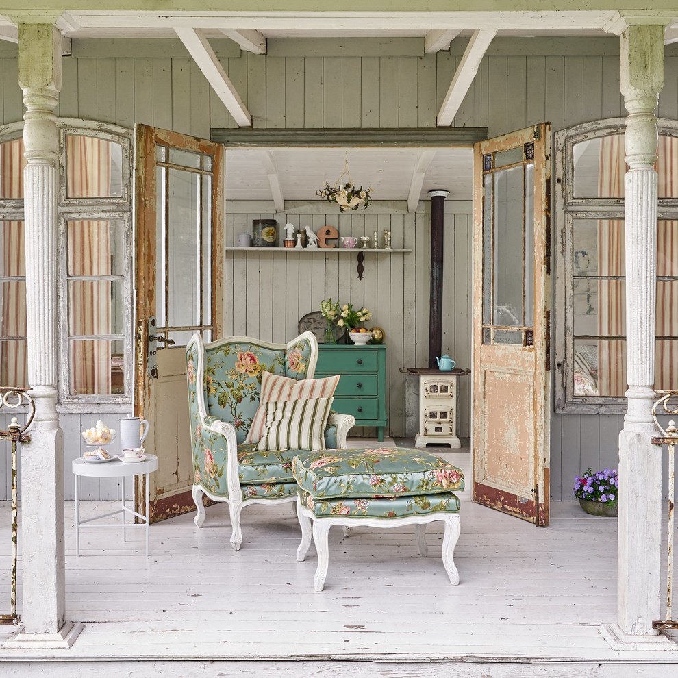 Idee per un portico stile shabby di medie dimensioni e dietro casa con pedane e un tetto a sbalzo