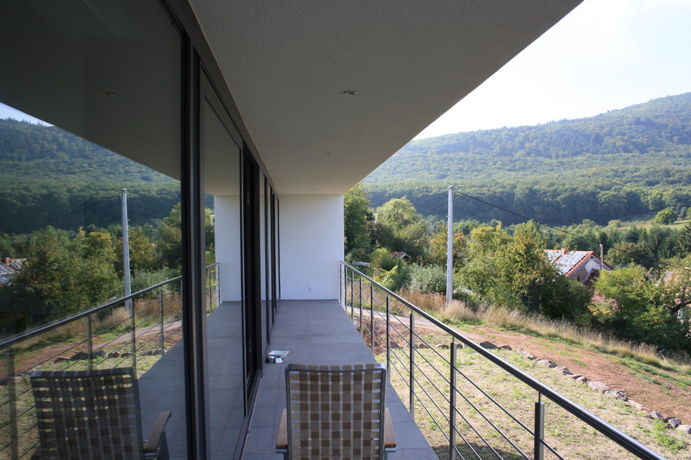 Пример оригинального дизайна: балкон и лоджия среднего размера в современном стиле с навесом
