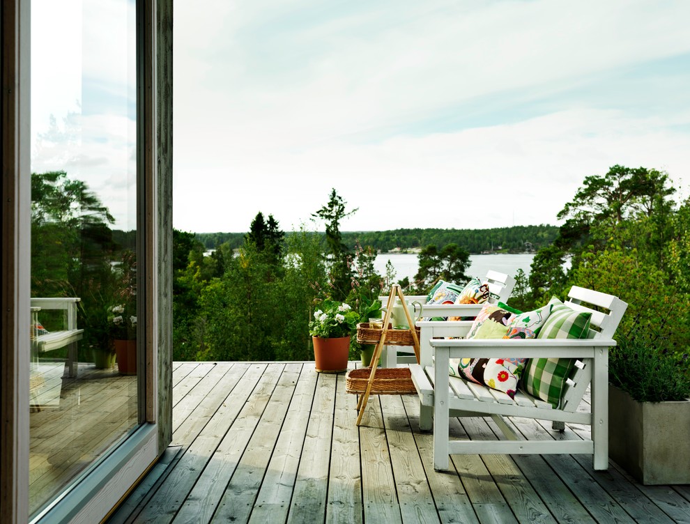 Idéer för att renovera en mellanstor minimalistisk veranda framför huset, med trädäck