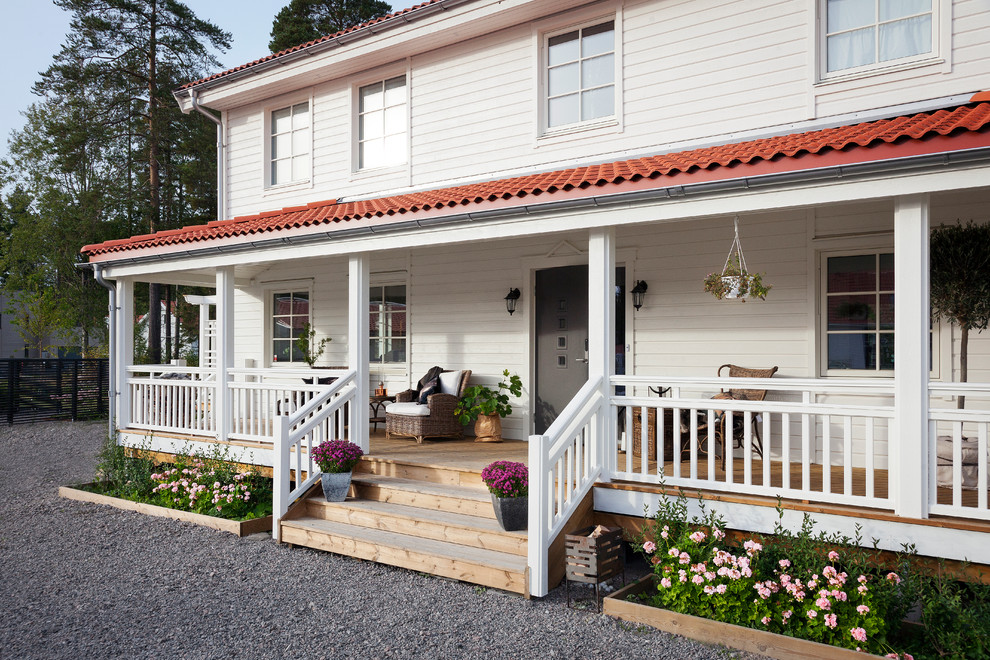 Inspiration for a transitional porch remodel in Gothenburg