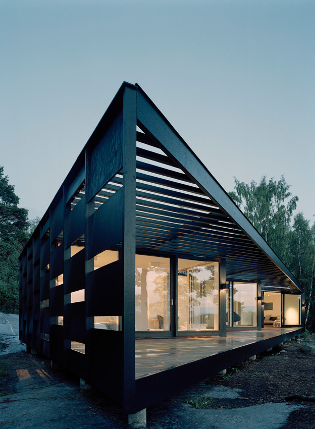 Inspiration pour un grand porche d'entrée de maison arrière nordique avec une terrasse en bois et une pergola.