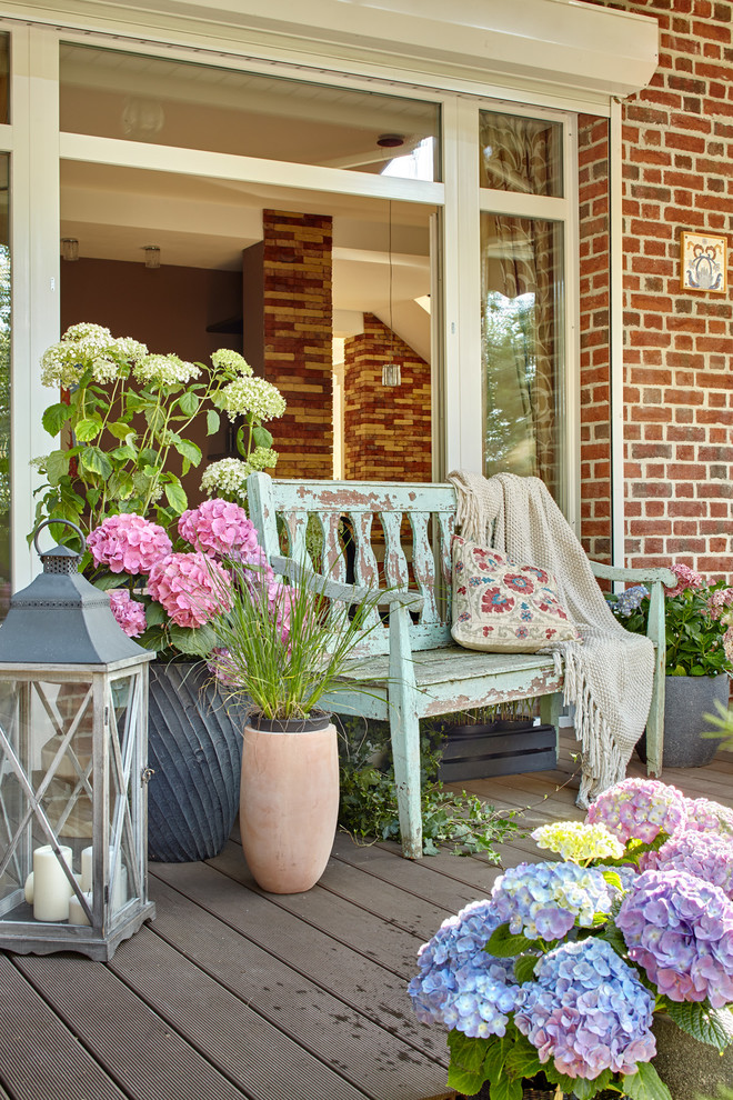 This is an example of a cottage porch design in Moscow.