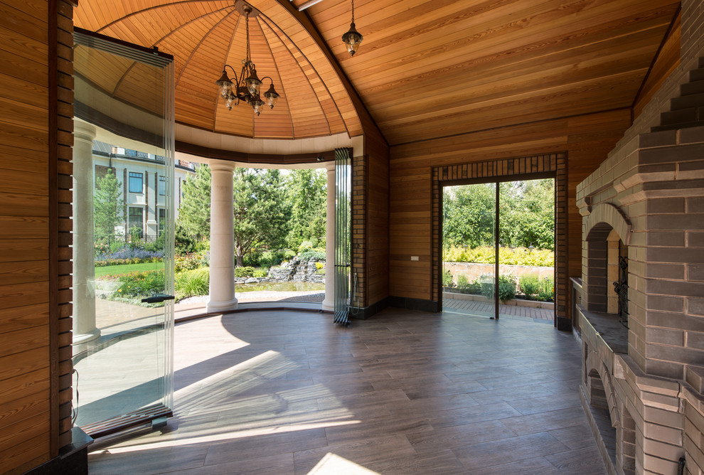 Inspiration pour un porche d'entrée de maison latéral traditionnel de taille moyenne avec une cuisine d'été et une extension de toiture.