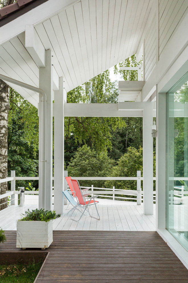 Foto på en skandinavisk veranda, med takförlängning