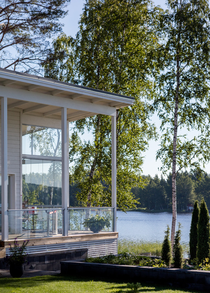 Inspiration for a scandinavian veranda in Moscow with a roof extension.