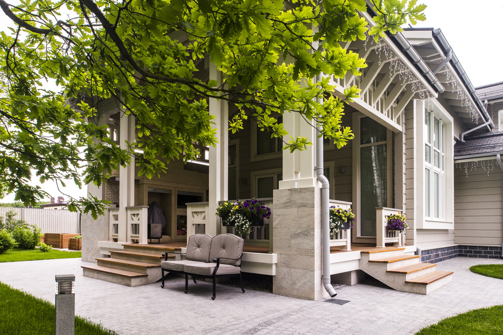 Inspiration för en stor vintage veranda på baksidan av huset, med takförlängning