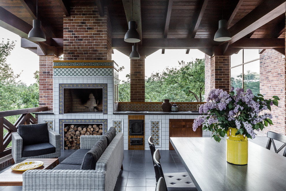 Diseño de terraza mediterránea en anexo de casas con cocina exterior