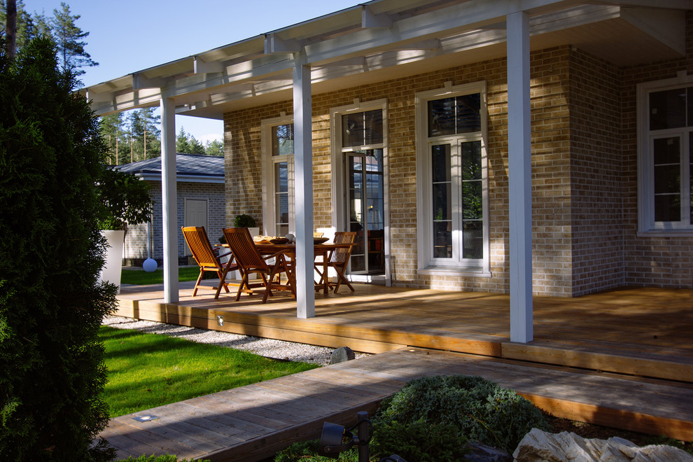 Idées déco pour un petit porche d'entrée de maison classique avec une terrasse en bois.