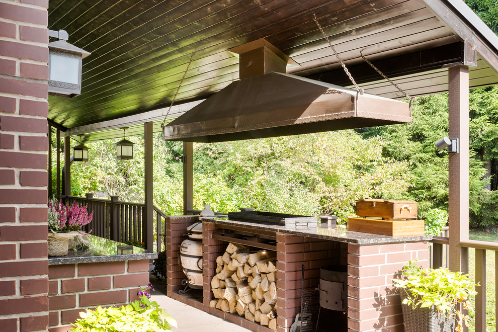 Réalisation d'un grand porche d'entrée de maison arrière champêtre avec une cuisine d'été et une extension de toiture.