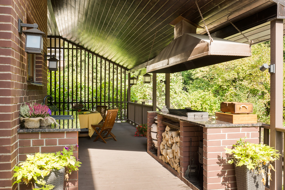 Источник вдохновения для домашнего уюта: большая веранда на заднем дворе в стиле кантри с летней кухней и навесом
