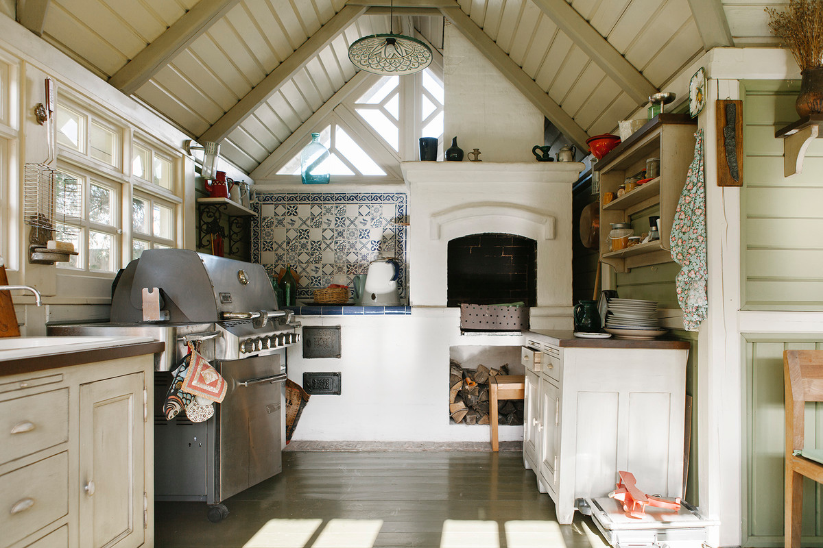 Cette image montre un porche d'entrée de maison rustique avec une cuisine d'été.