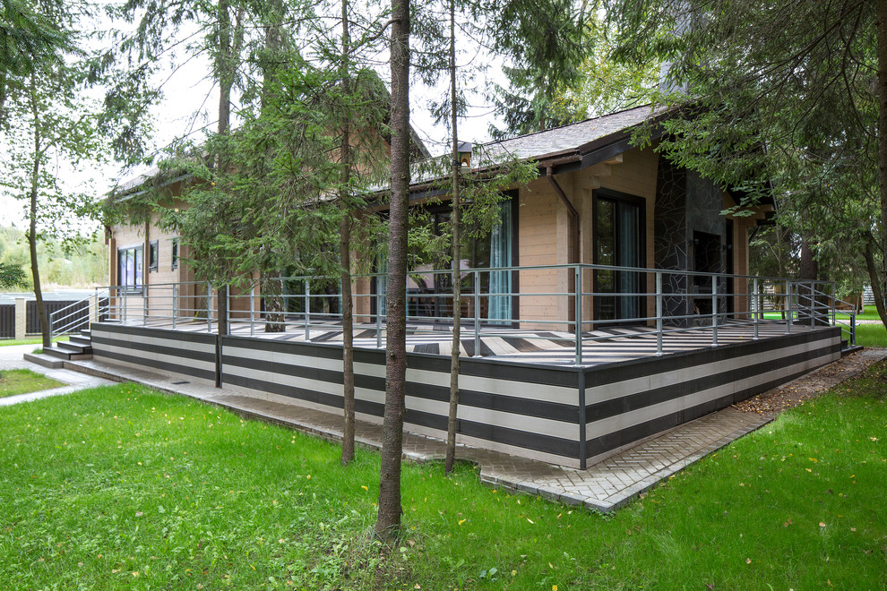 Inspiration för moderna verandor längs med huset, med trädäck