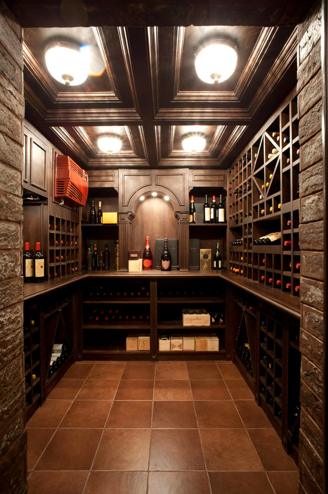 Idées déco pour une cave à vin classique avec des casiers et un sol marron.