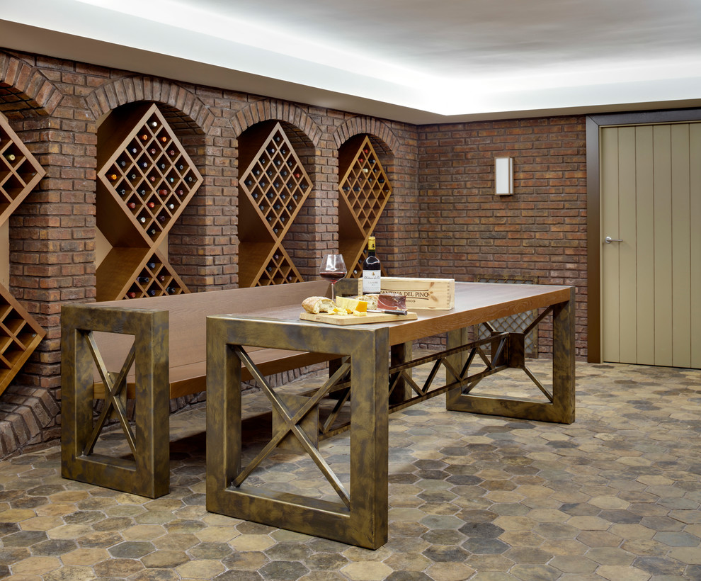 Cette image montre une cave à vin traditionnelle avec des casiers losange et un sol multicolore.