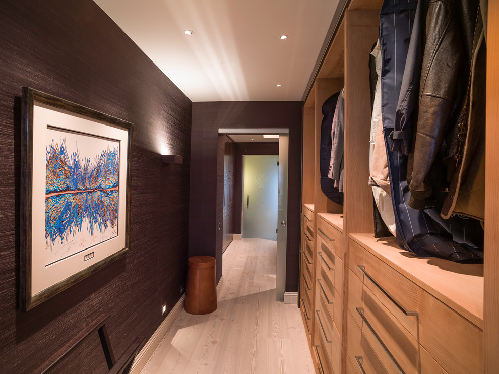 Пример оригинального дизайна: гардеробная комната среднего размера в современном стиле