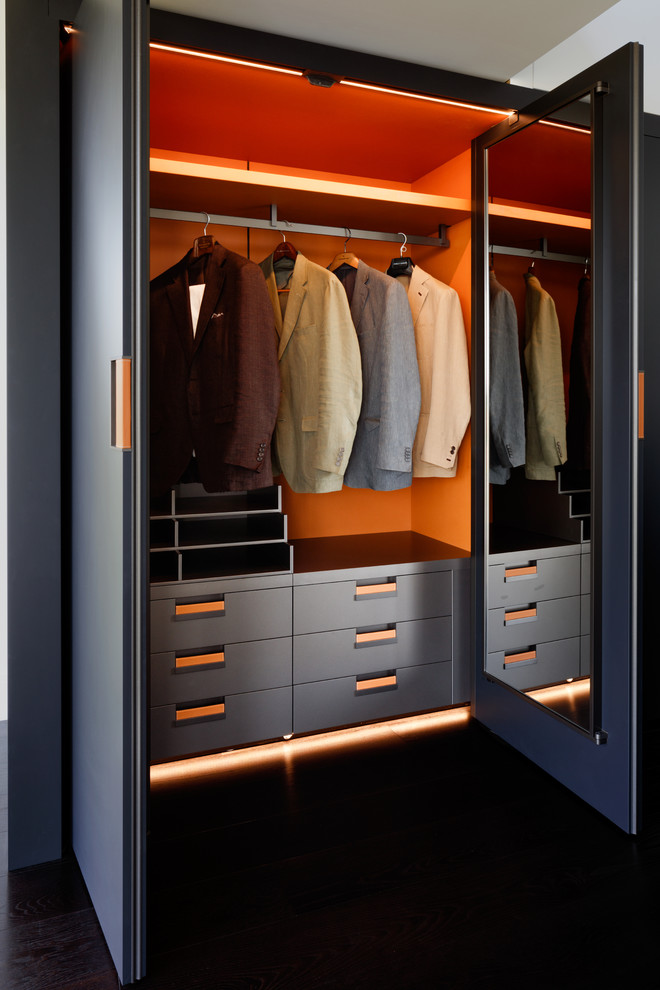 На фото: шкаф в нише среднего размера в современном стиле для мужчин с