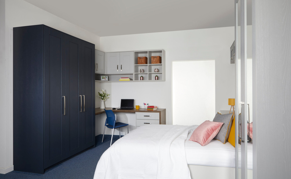 Immagine di un armadio o armadio a muro unisex design con ante in stile shaker, ante blu, moquette e pavimento blu
