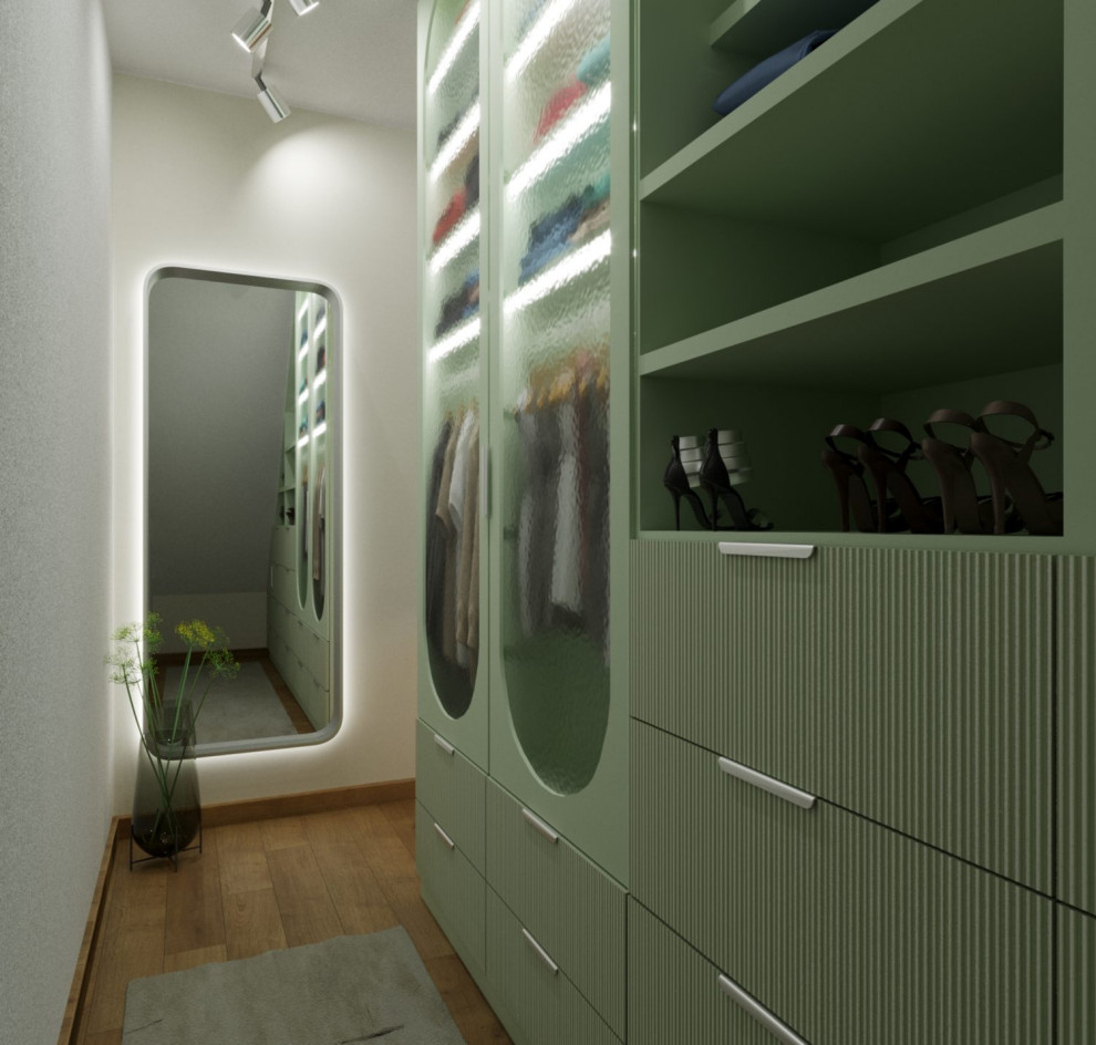 Diseño de armario vestidor unisex escandinavo pequeño con puertas de armario verdes, suelo de madera en tonos medios y suelo marrón