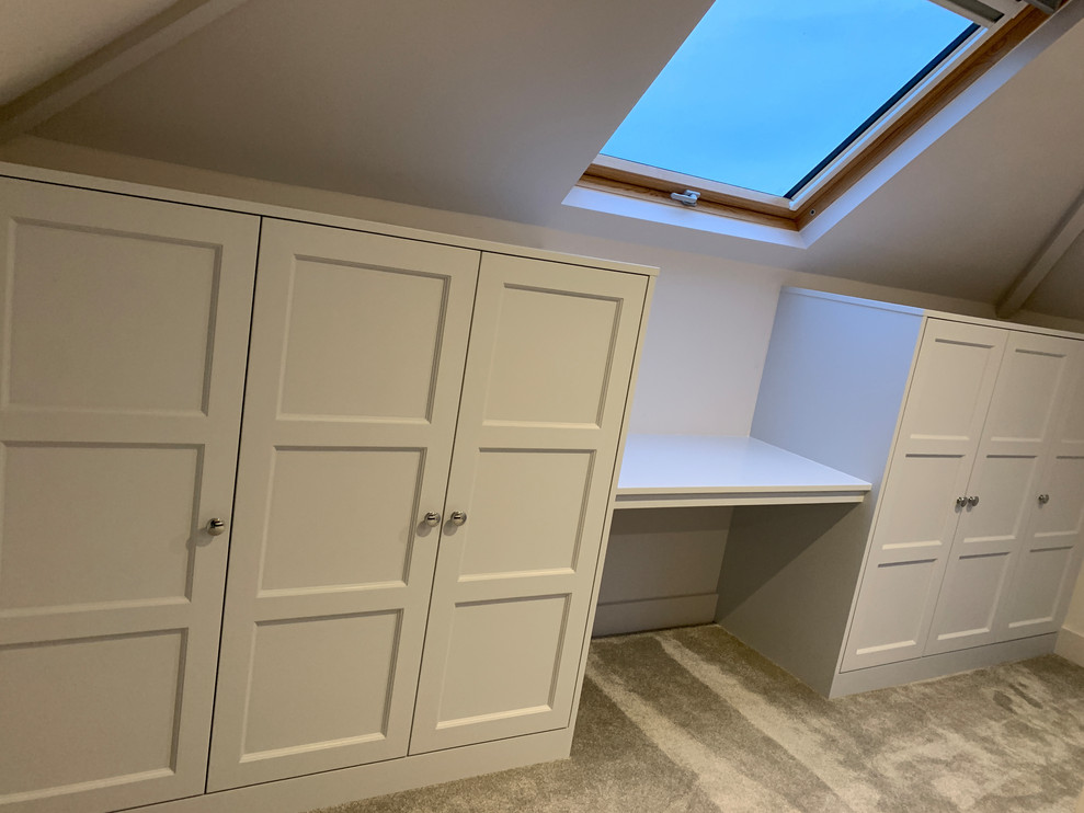 Mittelgroßes, Neutrales Maritimes Ankleidezimmer mit Ankleidebereich, Schrankfronten im Shaker-Stil, grauen Schränken, Teppichboden und grauem Boden in Dorset