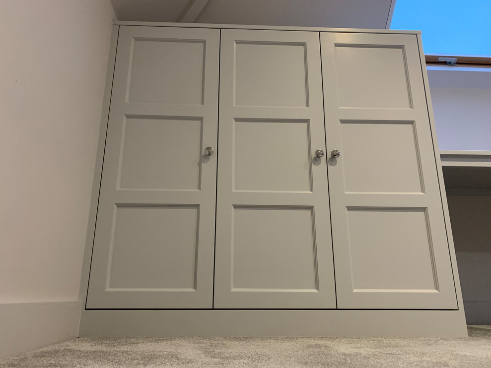 Idées déco pour un dressing room bord de mer de taille moyenne et neutre avec un placard à porte shaker, des portes de placard grises, moquette et un sol gris.