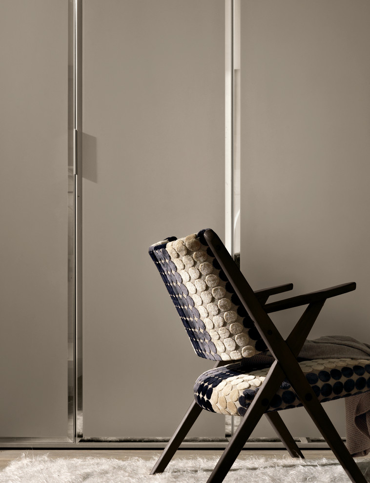 Foto di uno spazio per vestirsi unisex minimal di medie dimensioni con ante di vetro, ante in legno scuro e pavimento in legno massello medio
