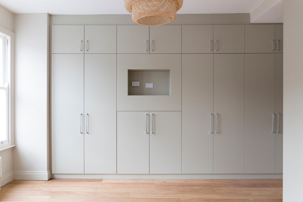 Builtin Wardrobes Bedroom Contemporary Closet London by CAST