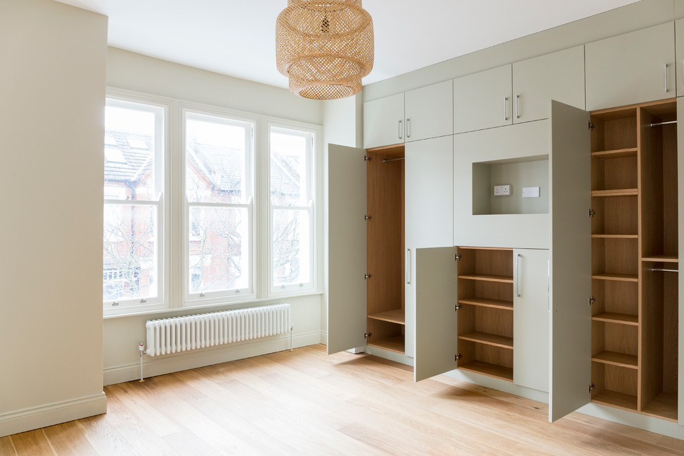 Builtin Wardrobes Bedroom Contemporary Closet London by CAST