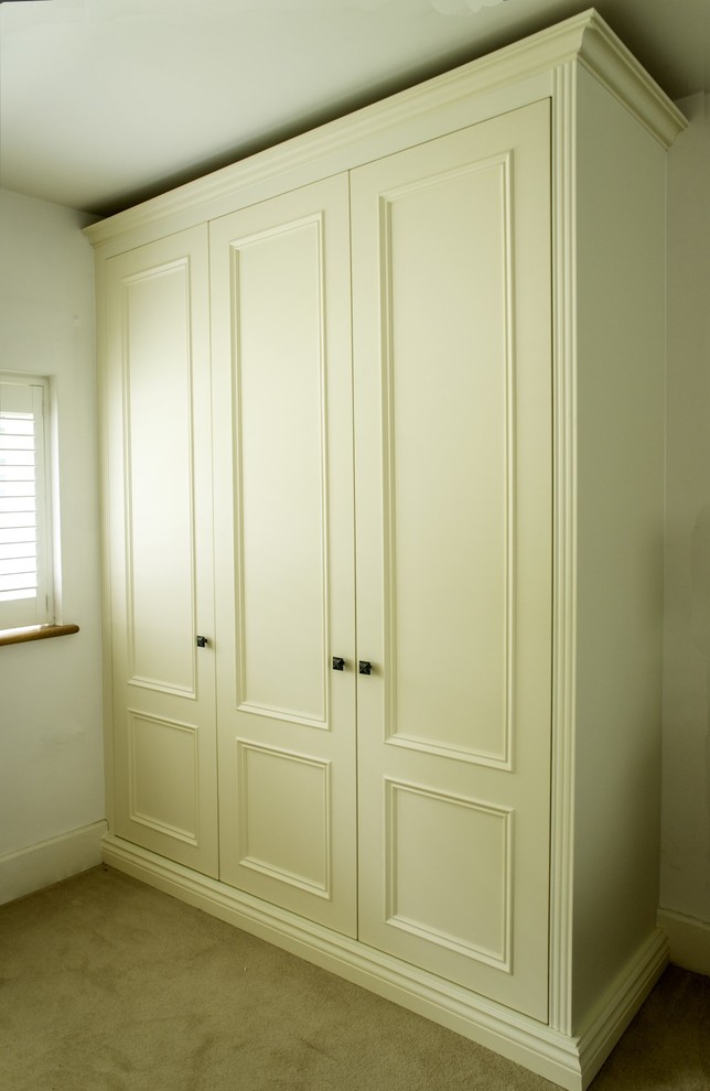 Immagine di un armadio o armadio a muro unisex classico