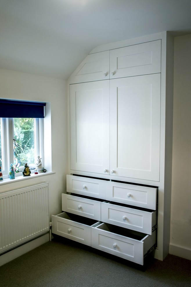 Diseño de armario unisex minimalista con armarios estilo shaker y puertas de armario beige