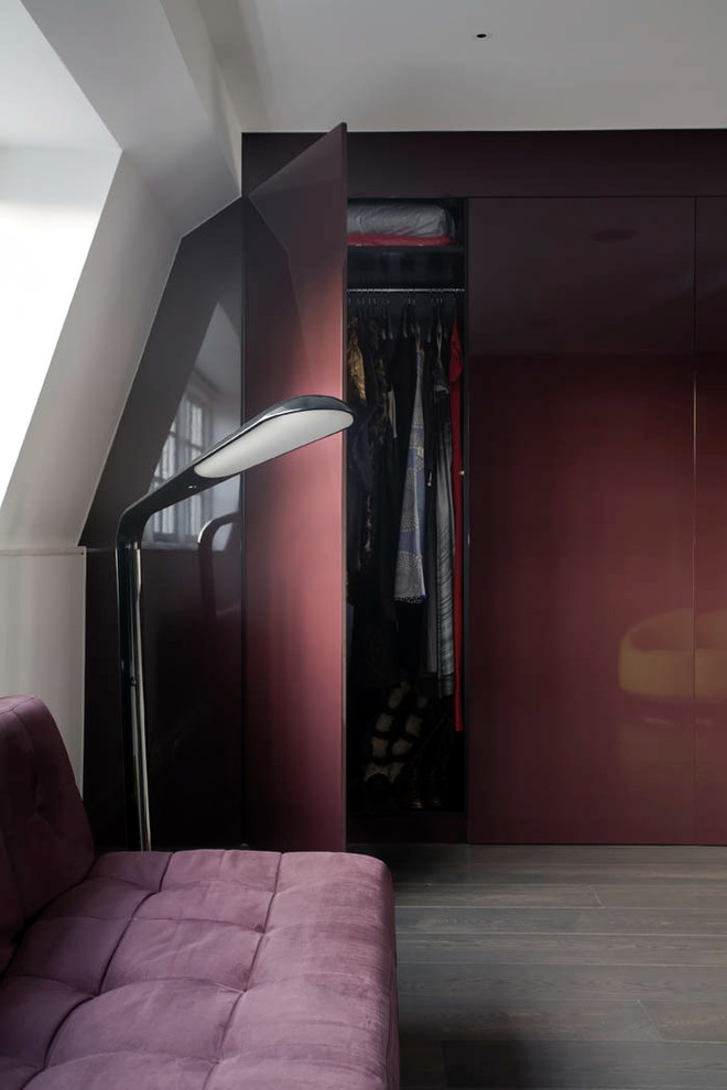 ロンドンにある高級な中くらいなコンテンポラリースタイルのおしゃれなフィッティングルーム (フラットパネル扉のキャビネット、濃色無垢フローリング、茶色い床) の写真