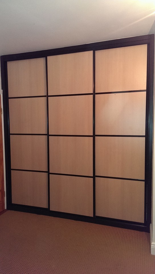 На фото: шкаф в нише унисекс в восточном стиле с стеклянными фасадами с